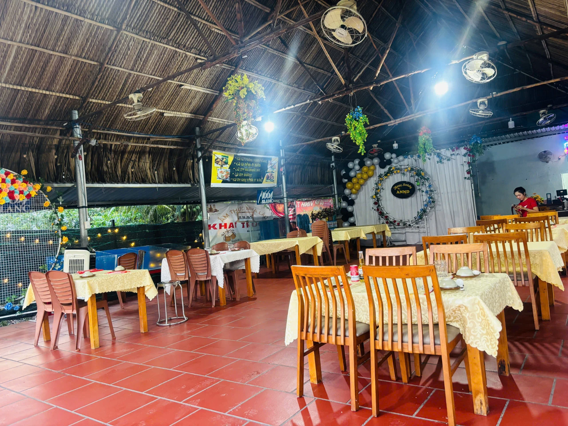 Không gian Ẩm Thực Nhà Lầu 2