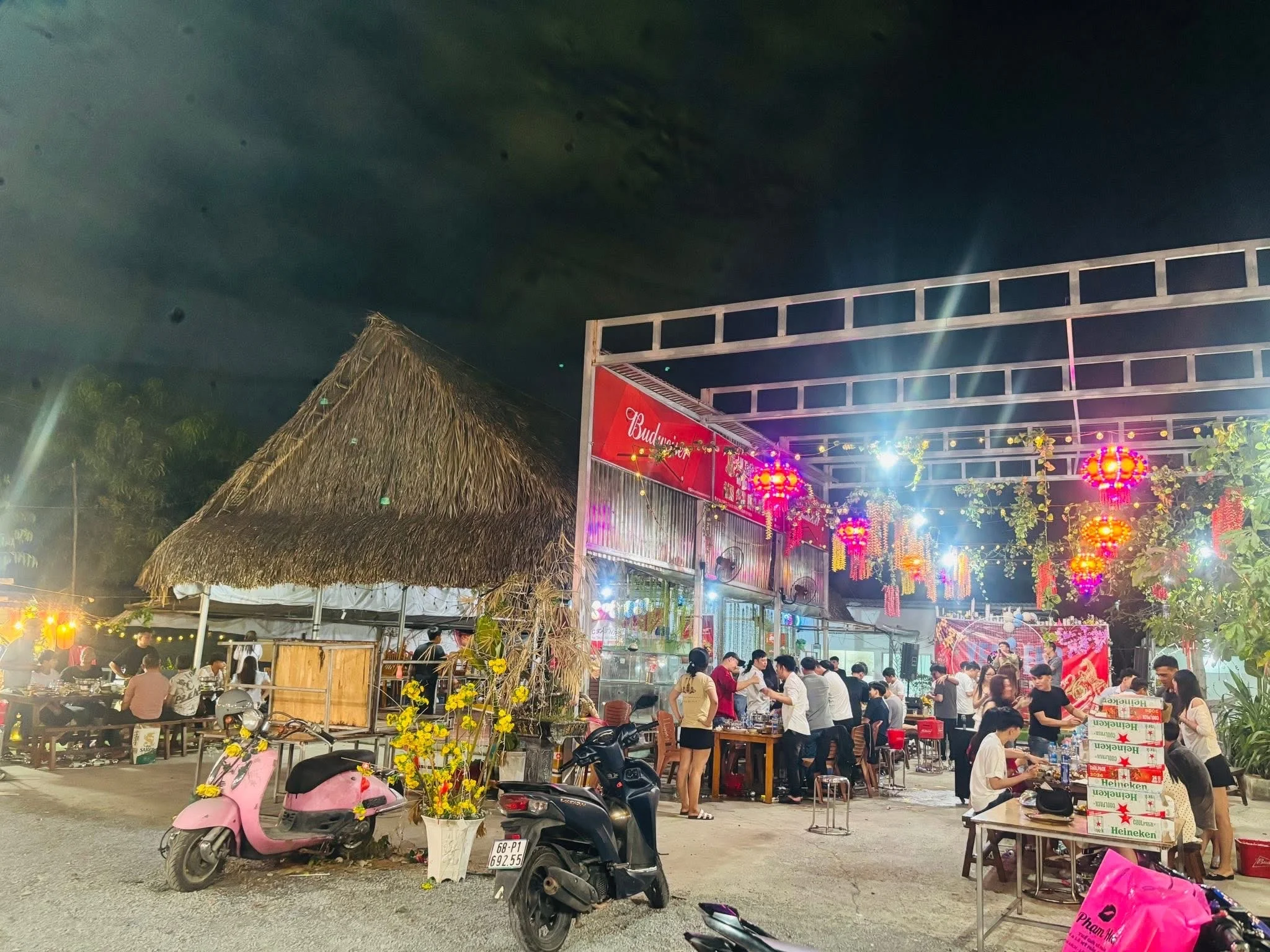 Không gian Ẩm Thực Nhà Lầu 10
